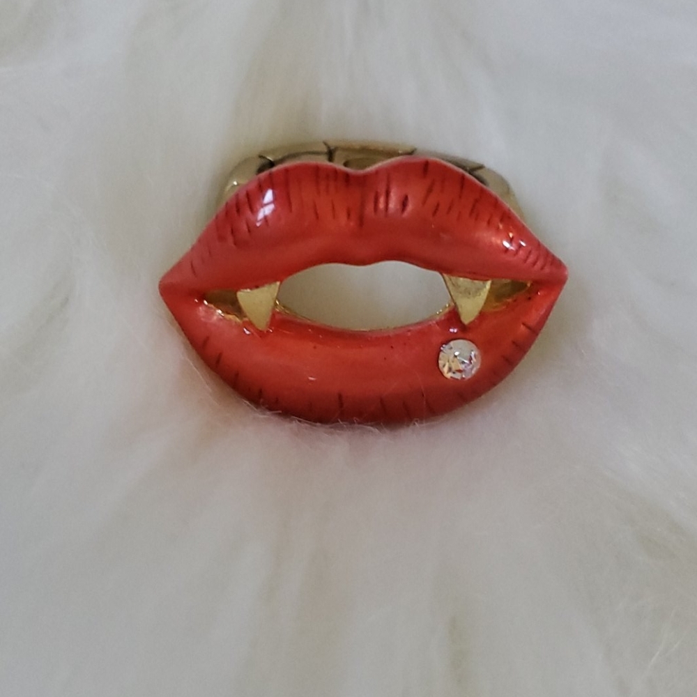 ⭐ Red Lips Vampire Rhinestone Stretch Ring